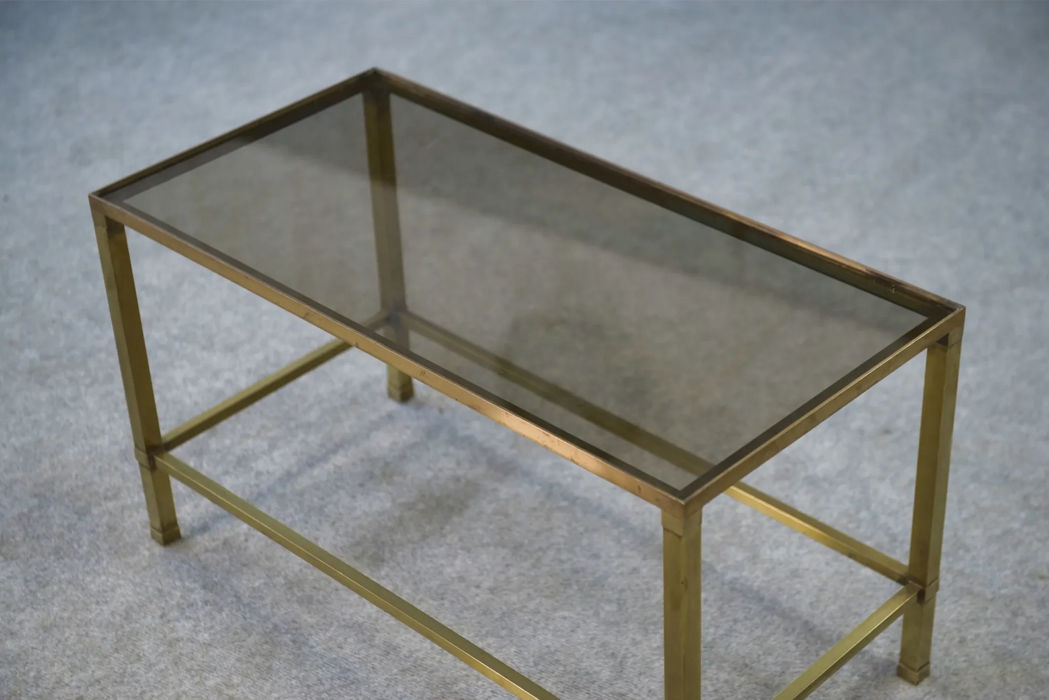 Table basse en laiton et verre fumé 1950’s