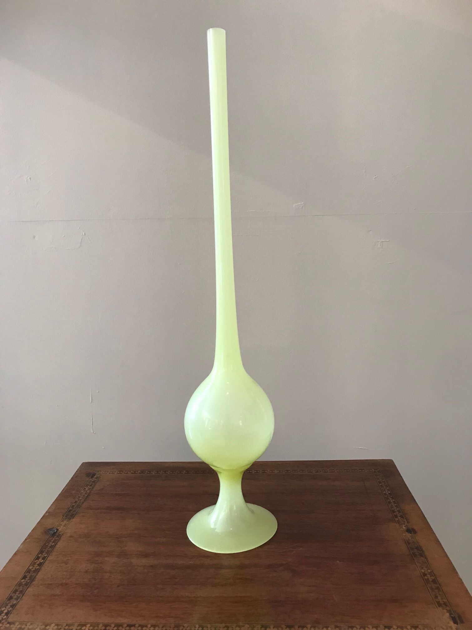 Soliflore in opaline yellow glass