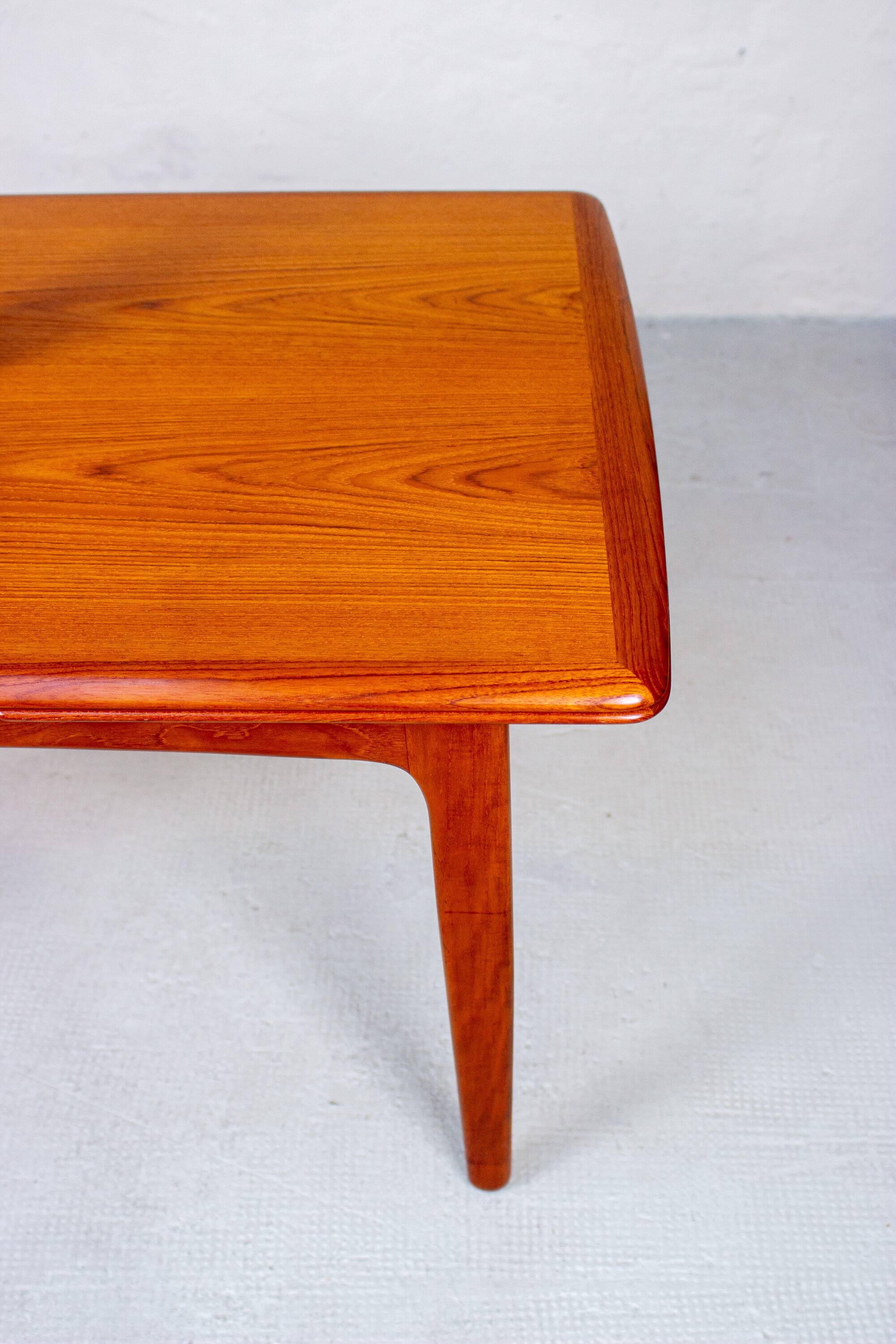 Dining table Svend Aaage Madsen in vintage teak, mid-century Danish from the 1960s.
