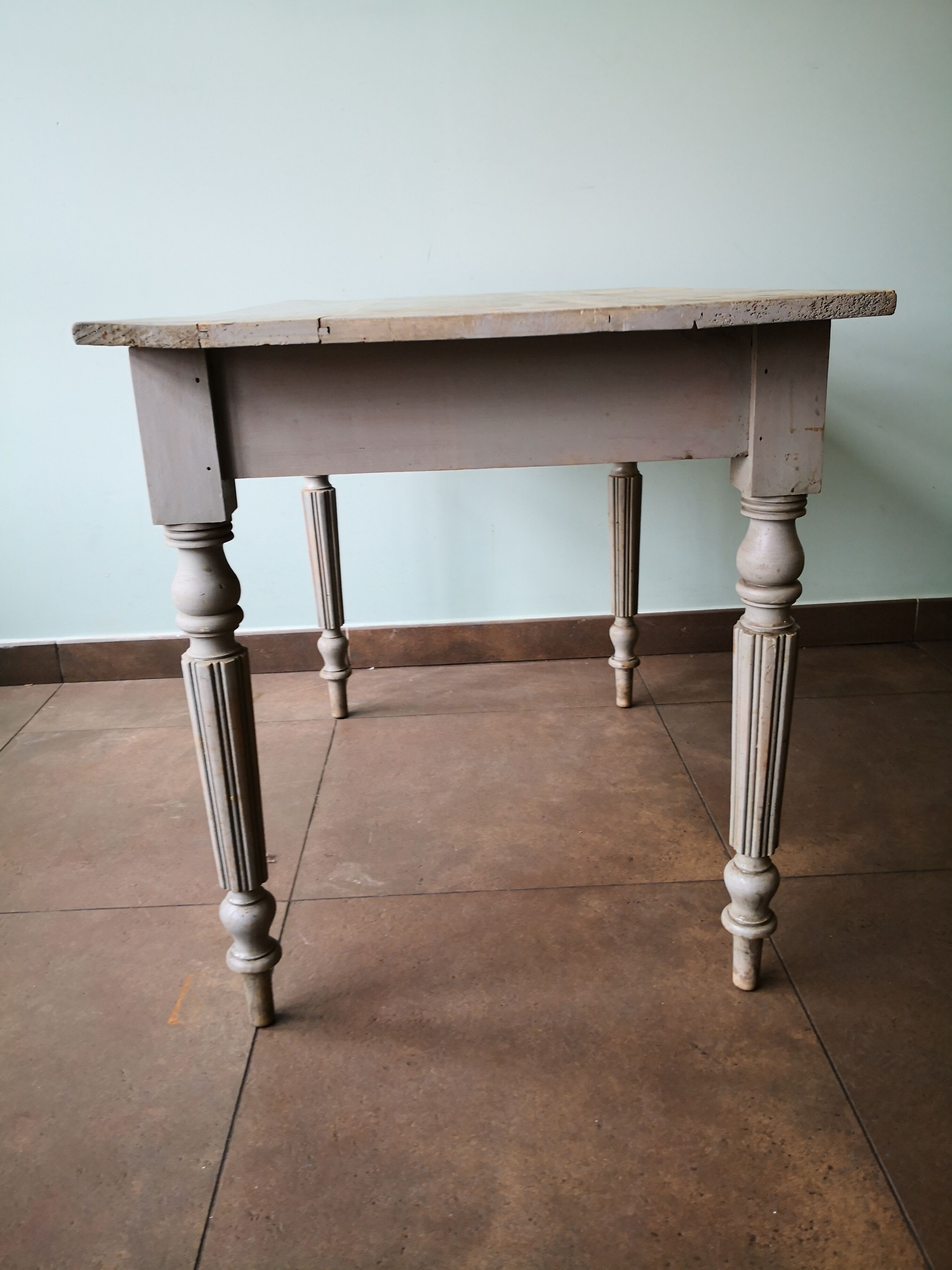 Table en bois bureau patine grise