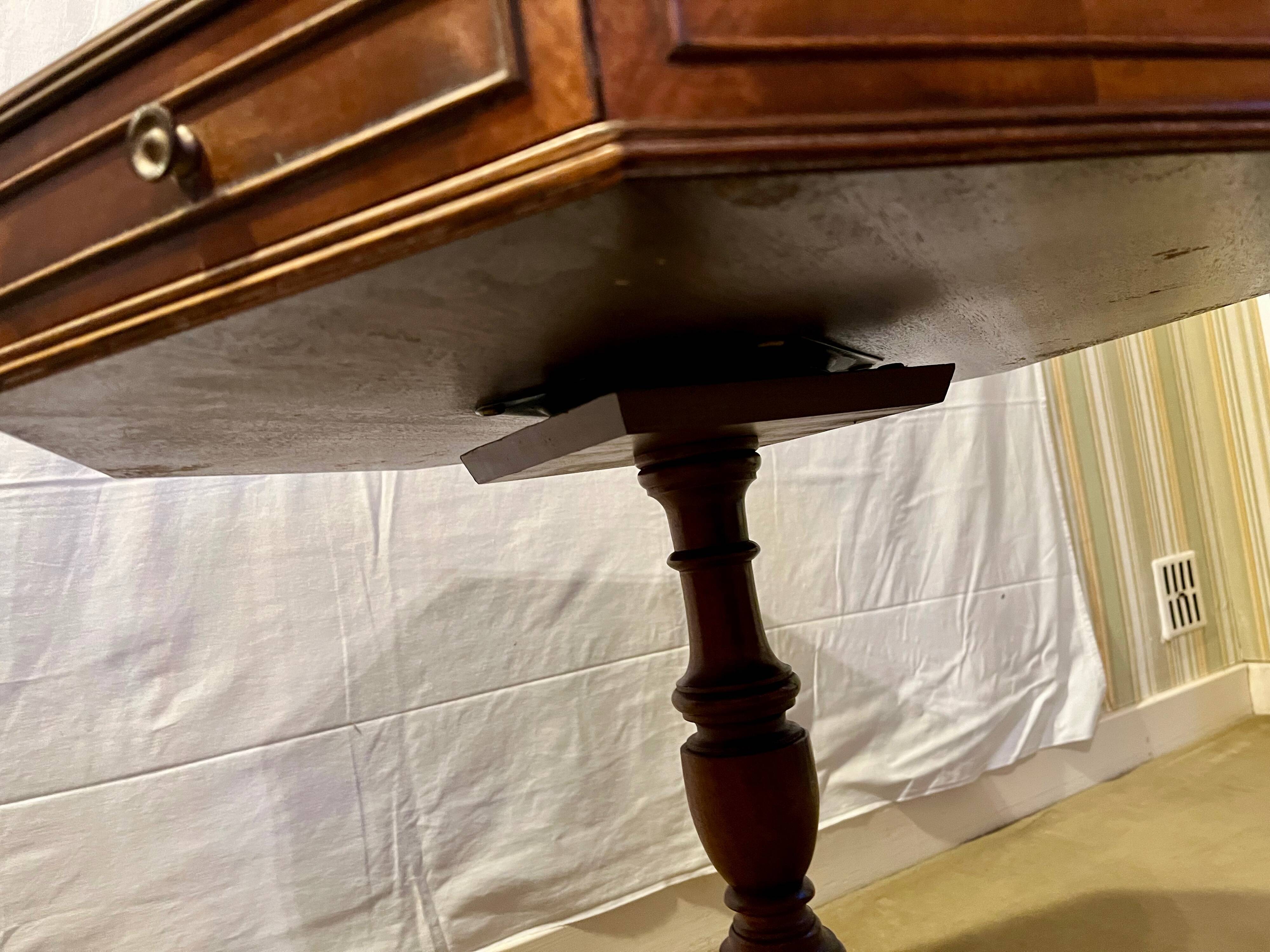 Vintage octagonal gueridon, 4 drawers, leather top, lion's paw feet.