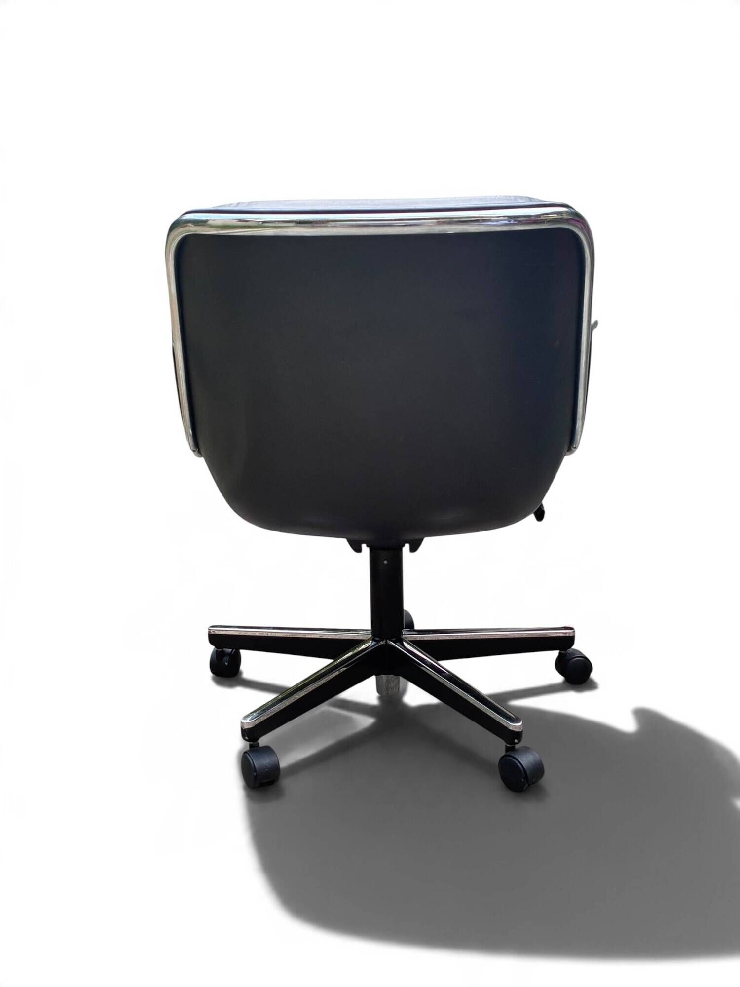 Charles Pollock – Executive Knoll office chair in black leather
