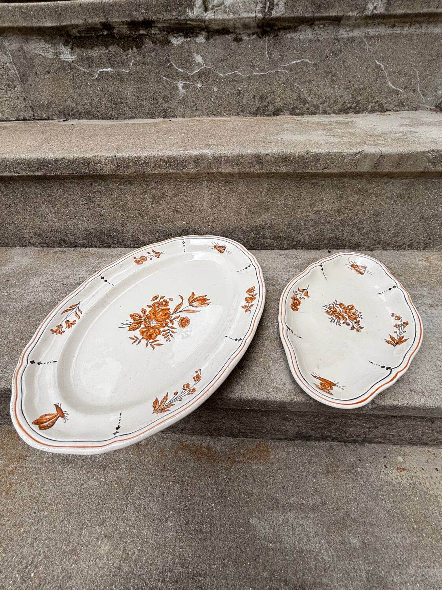 Duo of old plates Condé Longchamp – Terre de Fer, floral decoration & in