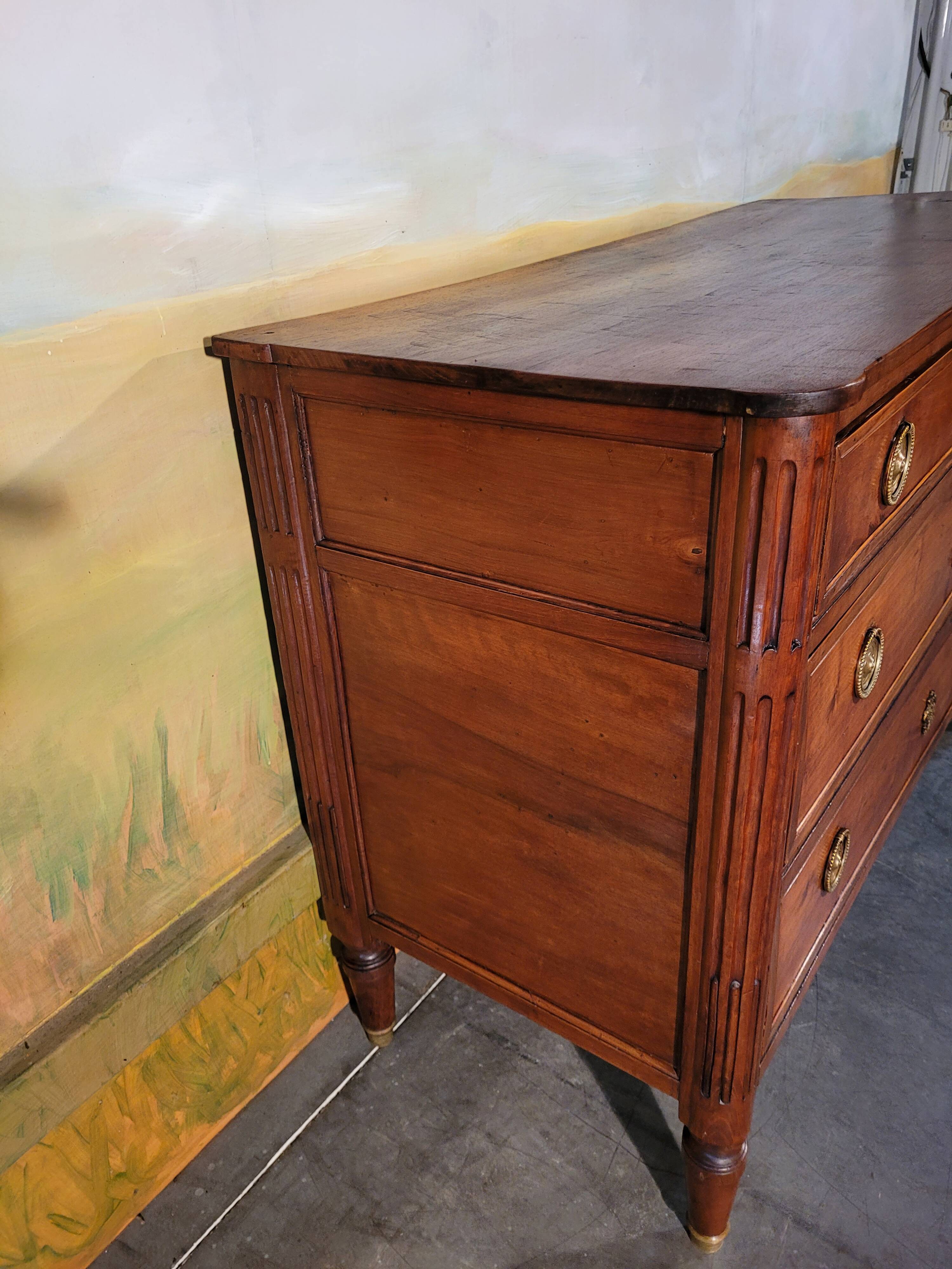 Petite commode époque Louis XVI en merisier