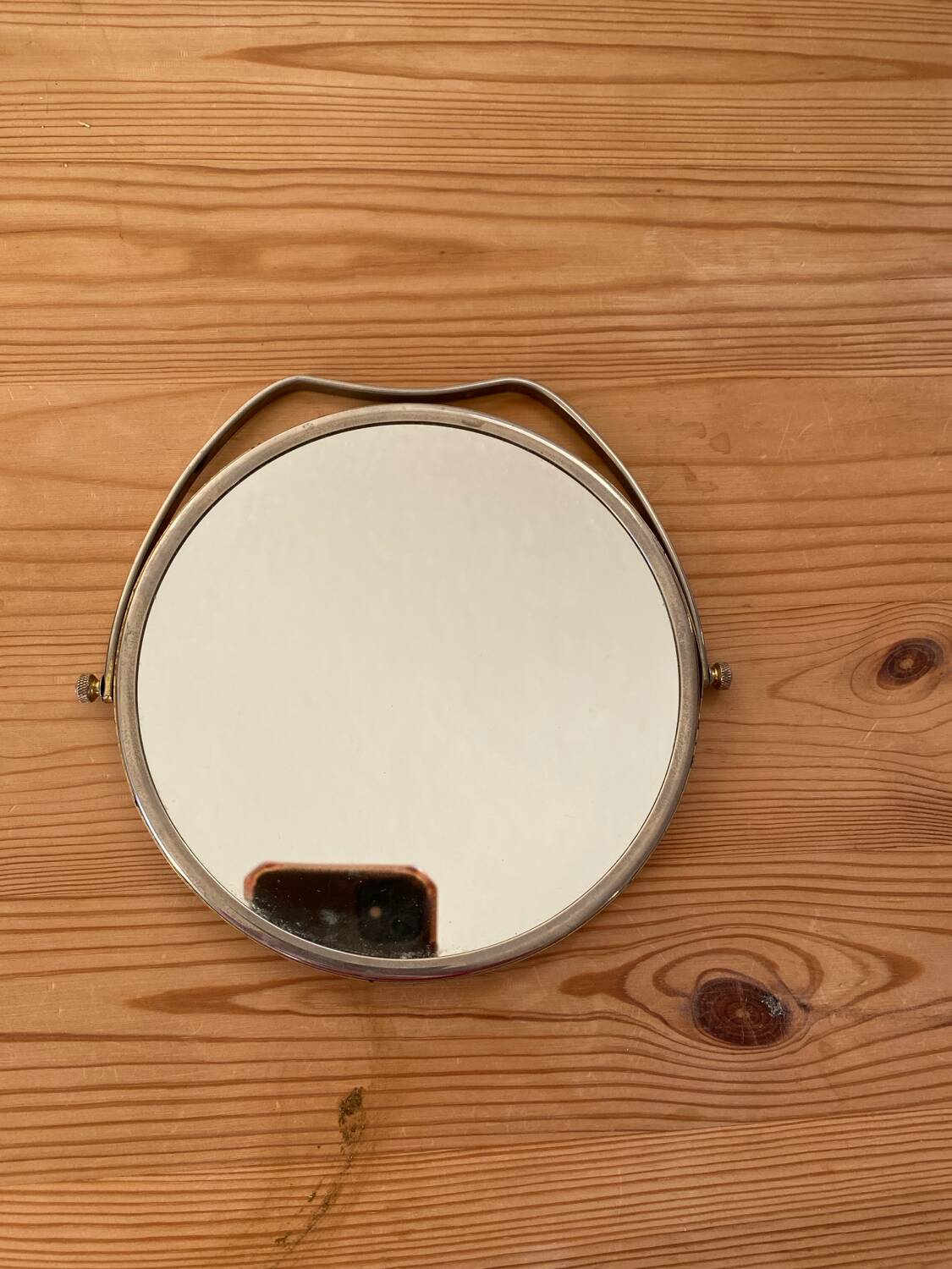 Miroir rond vintage en métal argenté.