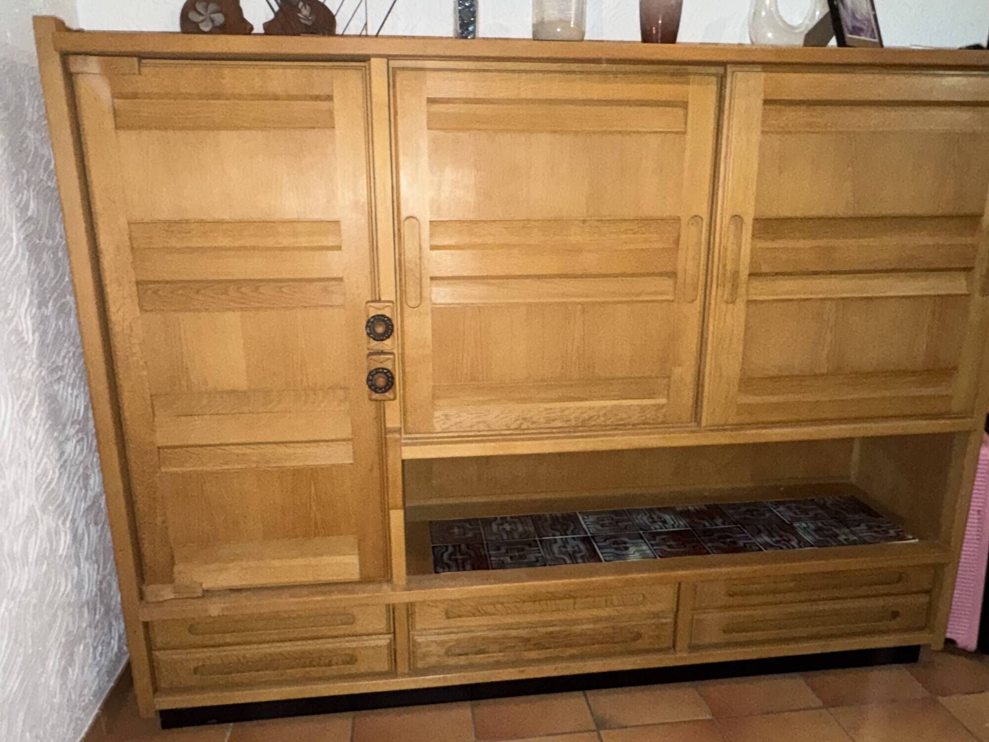 Library / Tall sideboard in solid wood and ceramics – Guillerme and Chambron