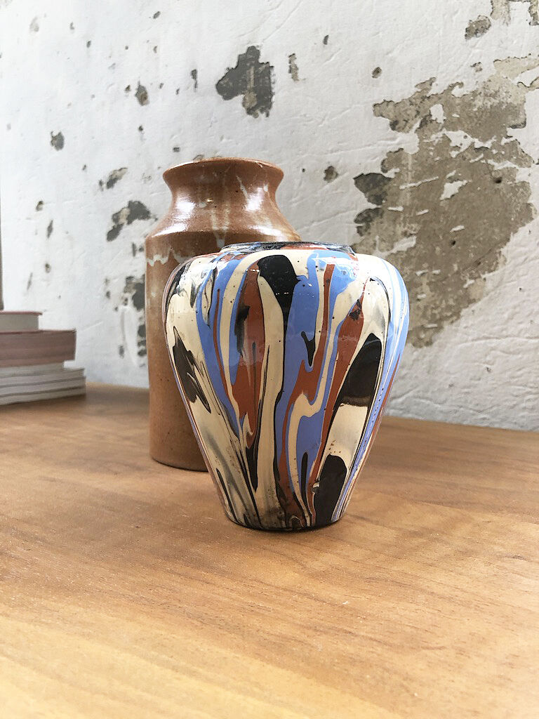 Vase dripping in varnished earth