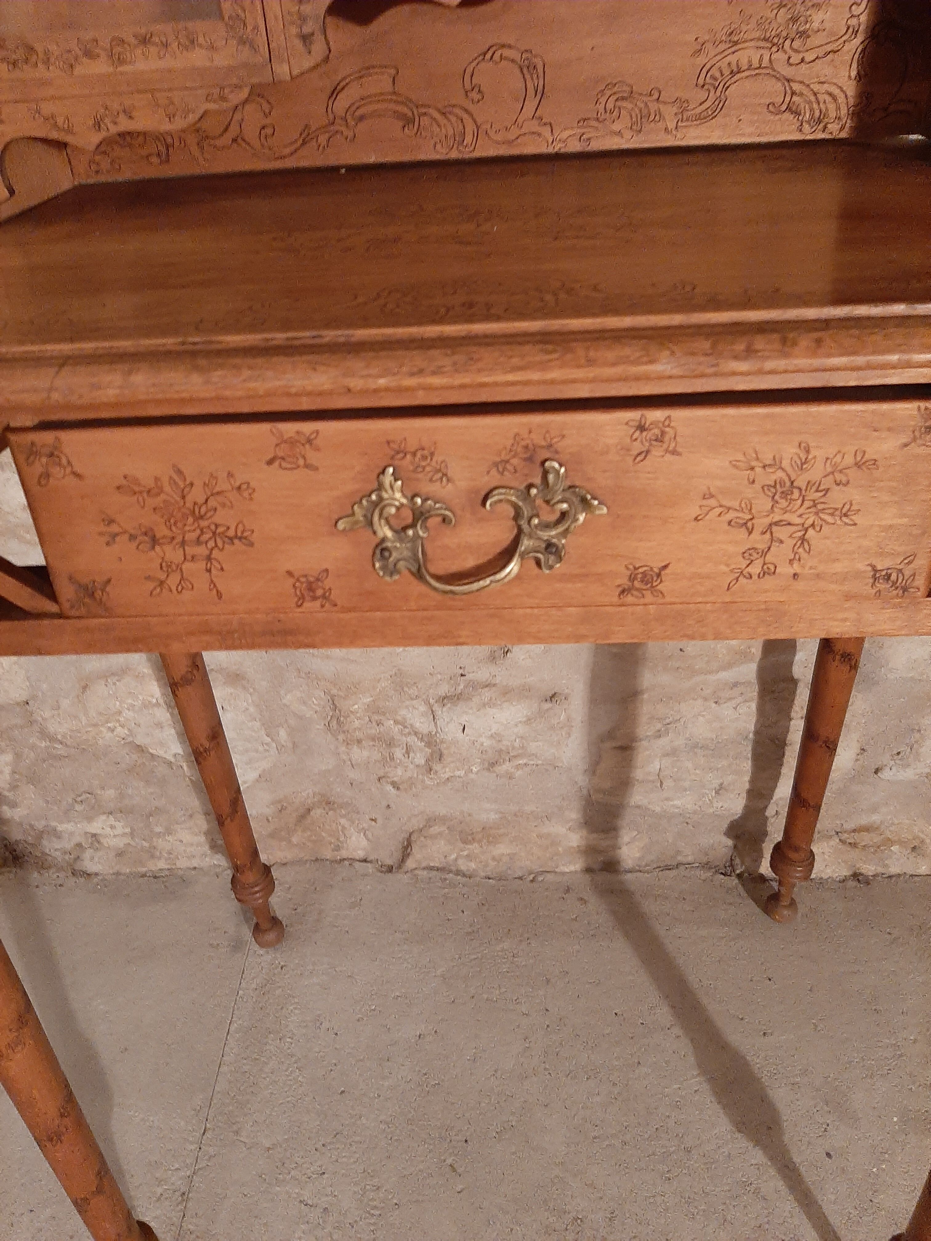 Small office early century has pyrograved décor