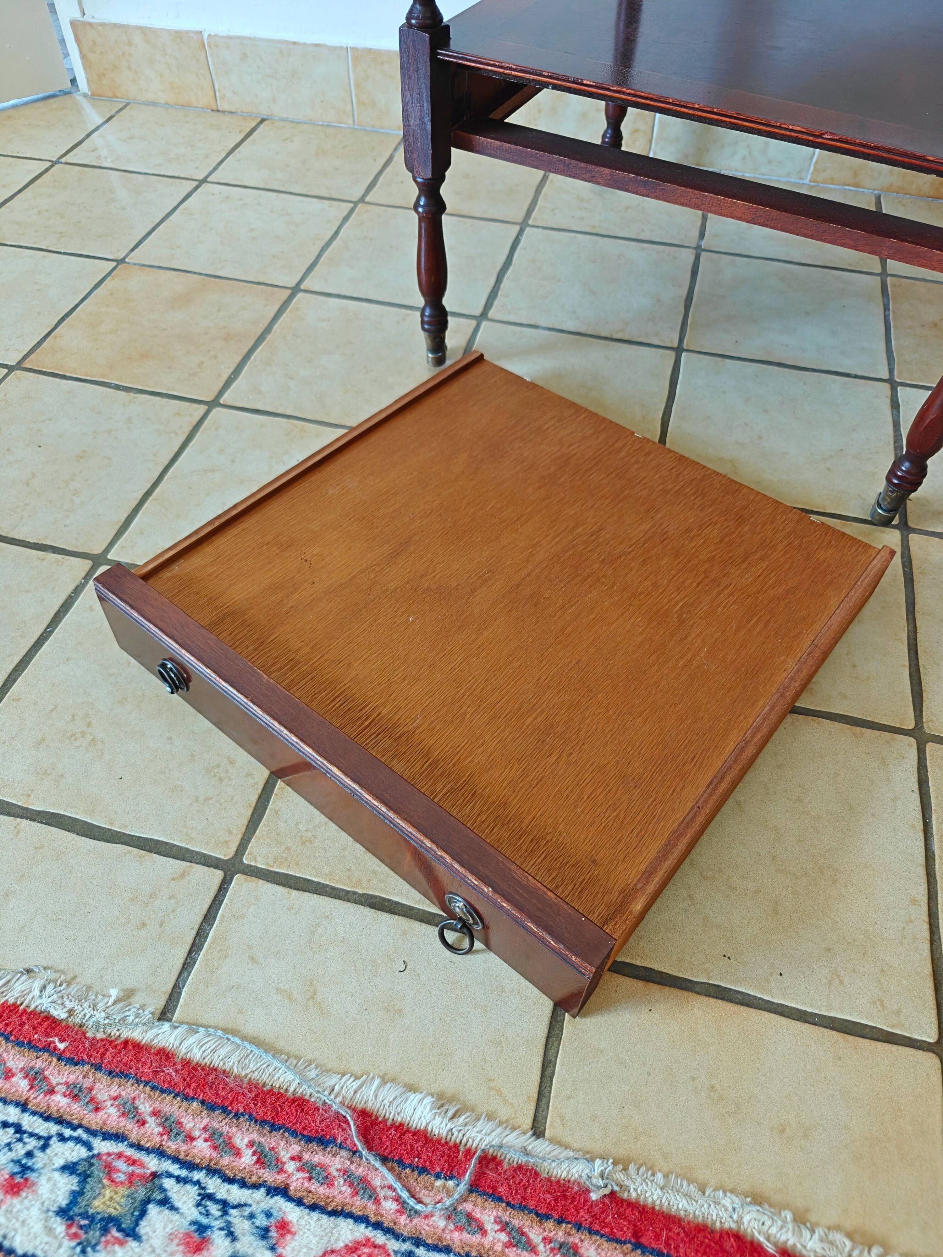 Table d'appoint en if par Bradley England