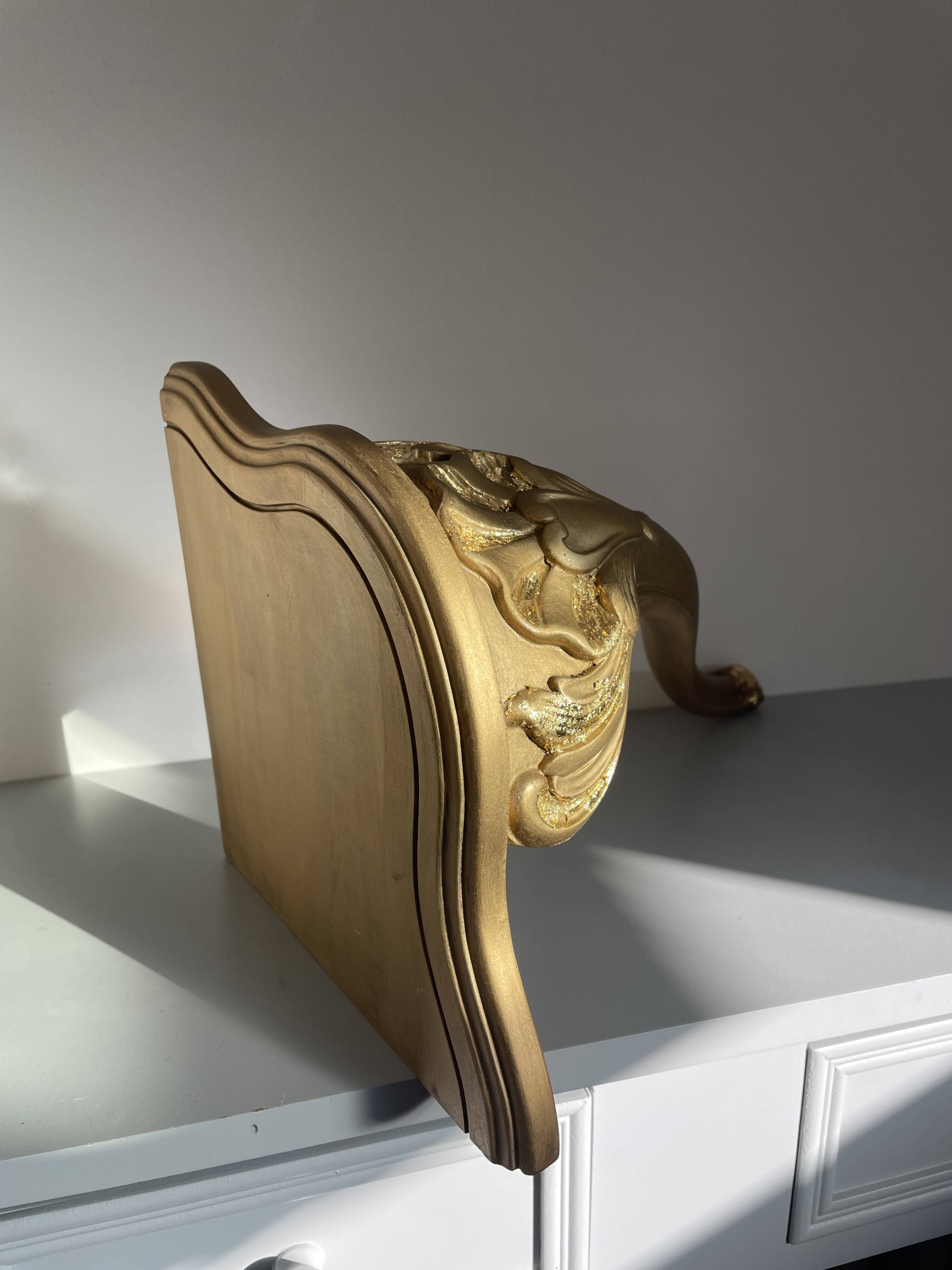 Old gold gilding corner cornice