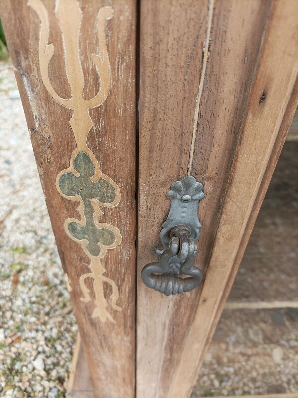 Showcase in solid wood