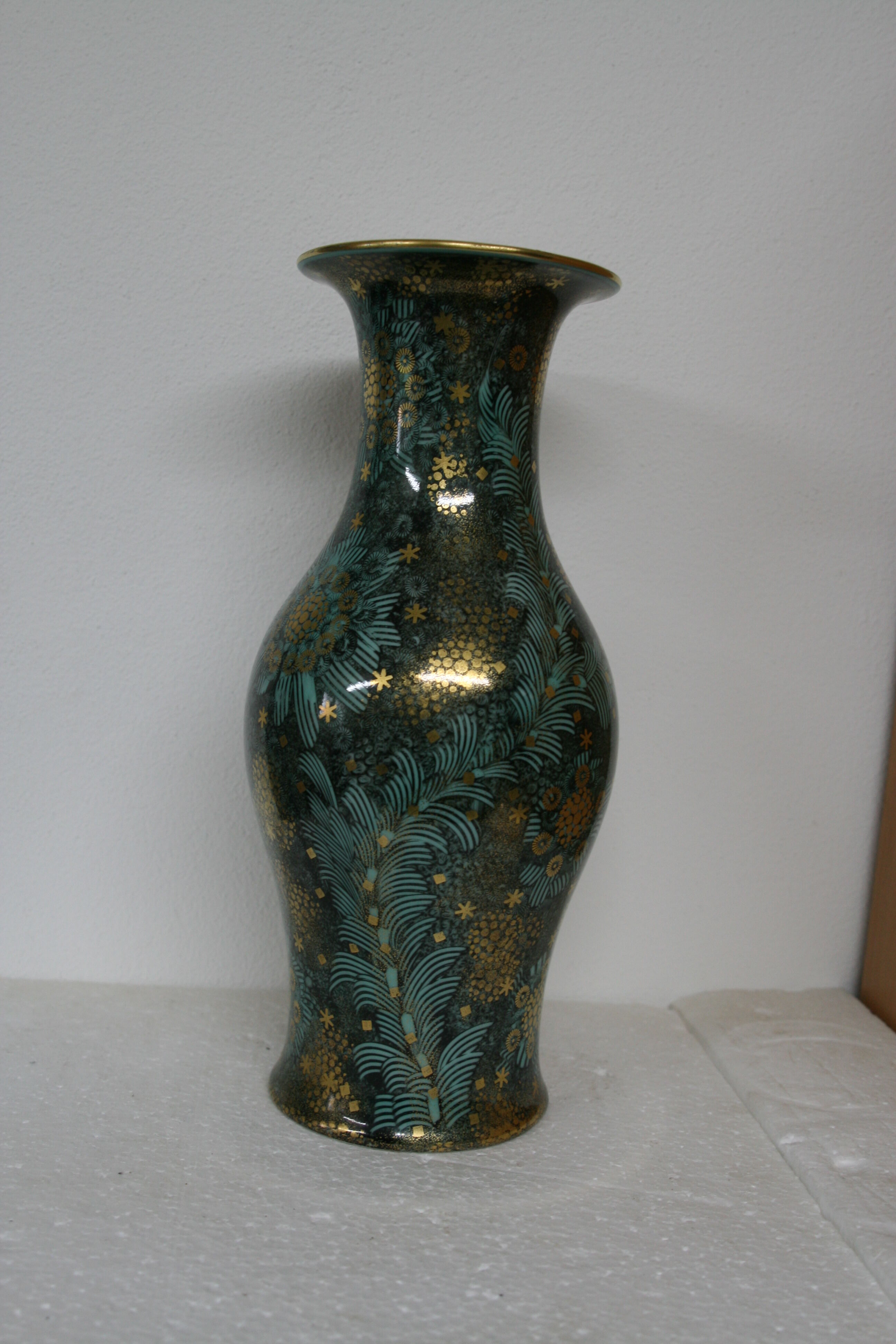 Large vase in green faience and gold Germany Handverfahren magic
