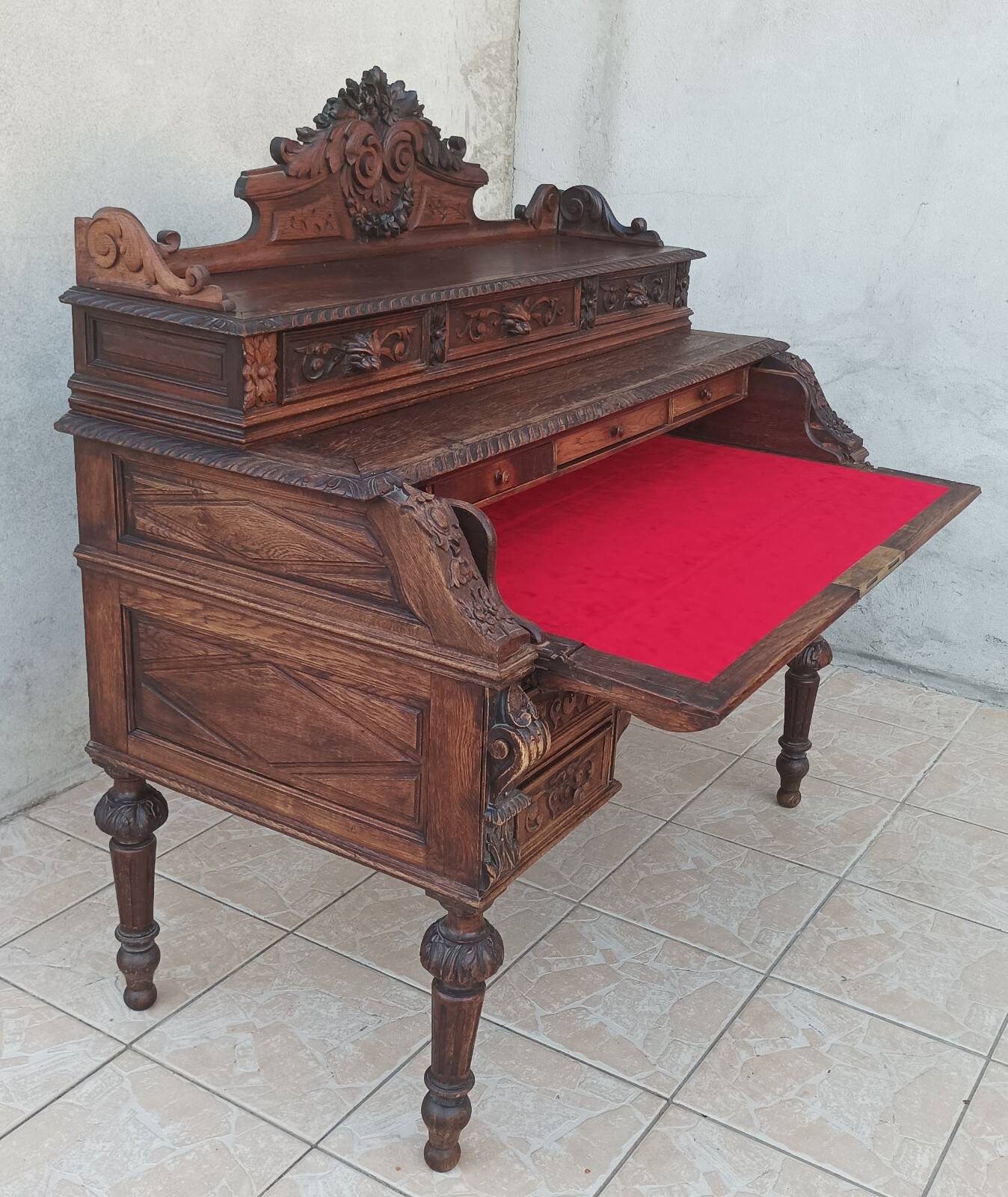 Louis XIII cylinder desk in carved oak, 19th century.