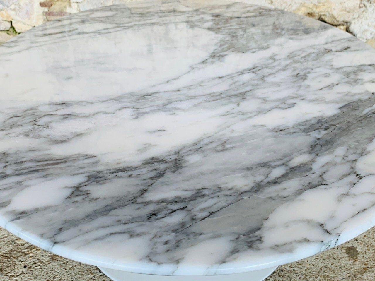 Eero Saarinen coffee table, oval, "Tulip" by Knoll International, circa 70's