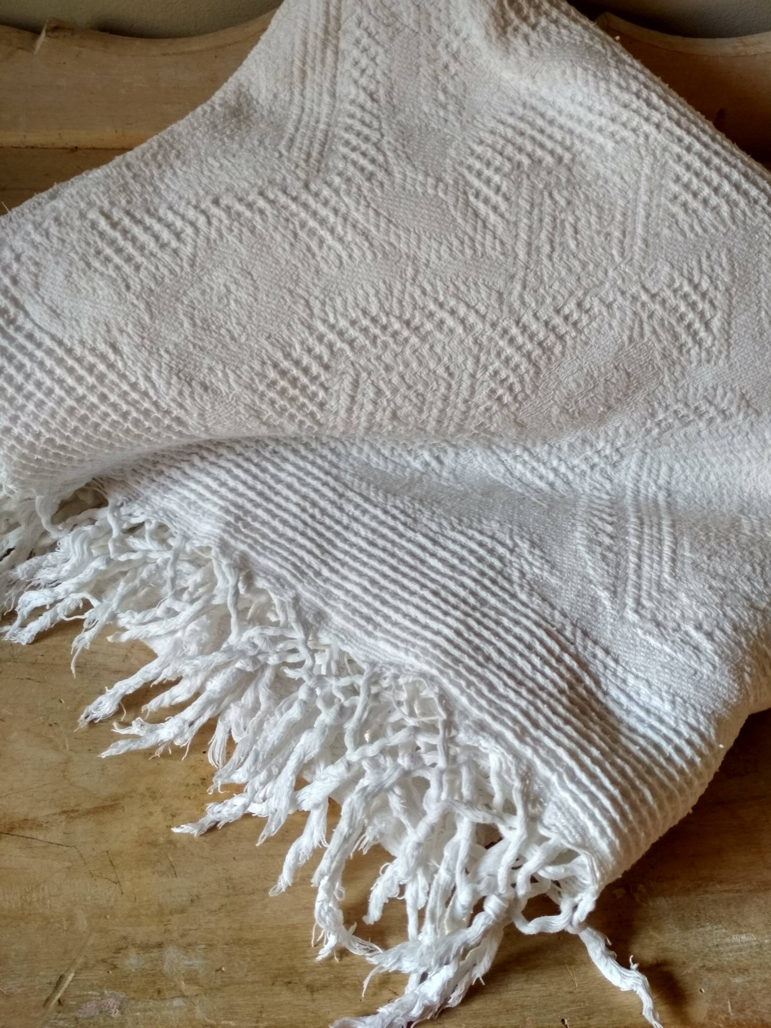 Bedspread in woven white cotton, single bed