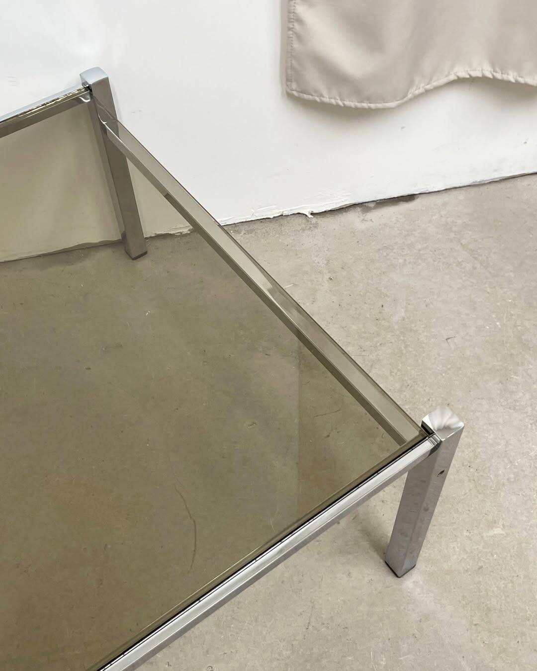 Table basse carré chrome / verre fumé
