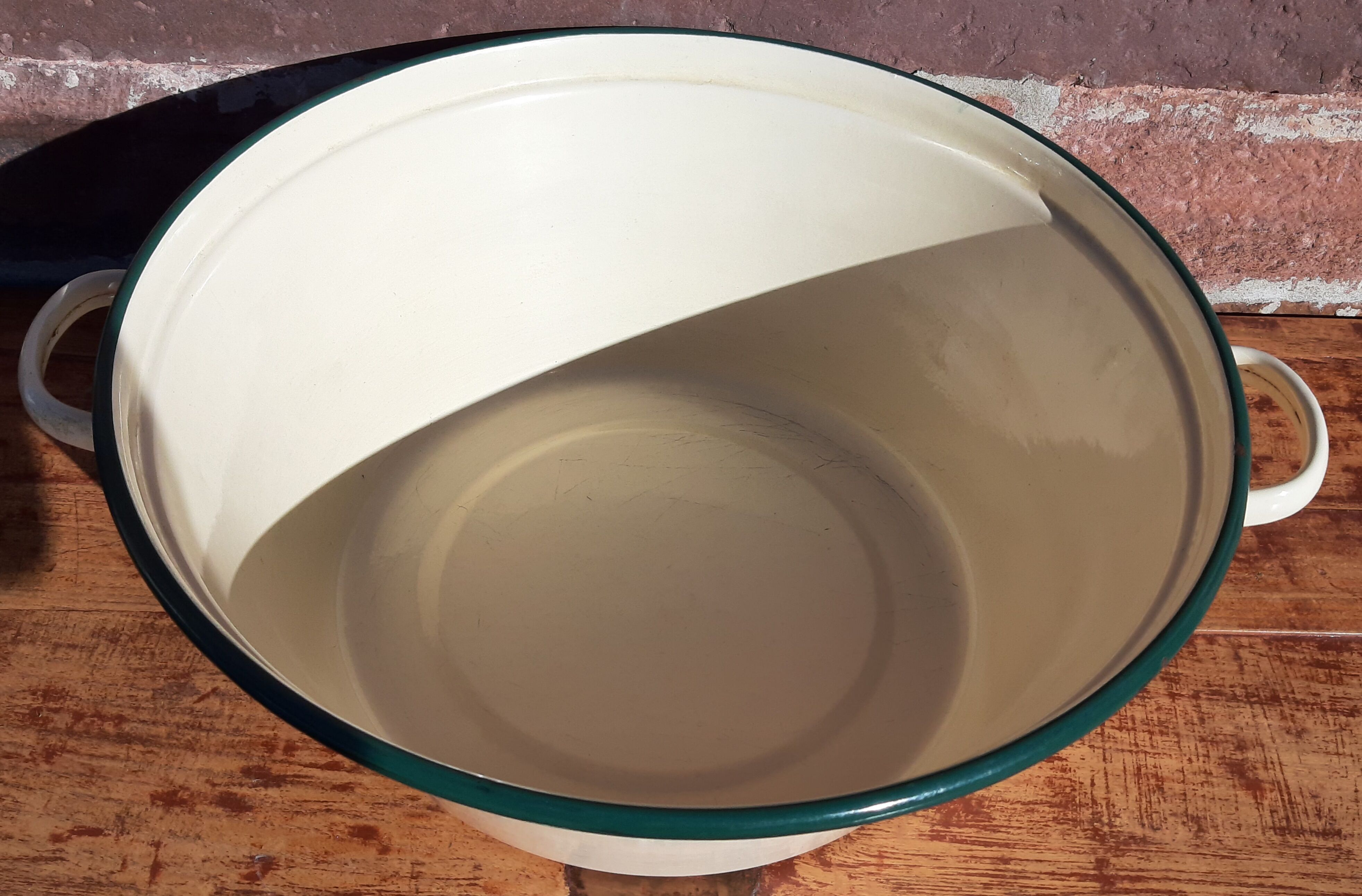 Enamelled sheet metal basin