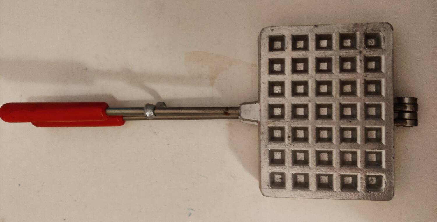 Manual waffle maker