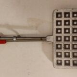 Manual waffle maker