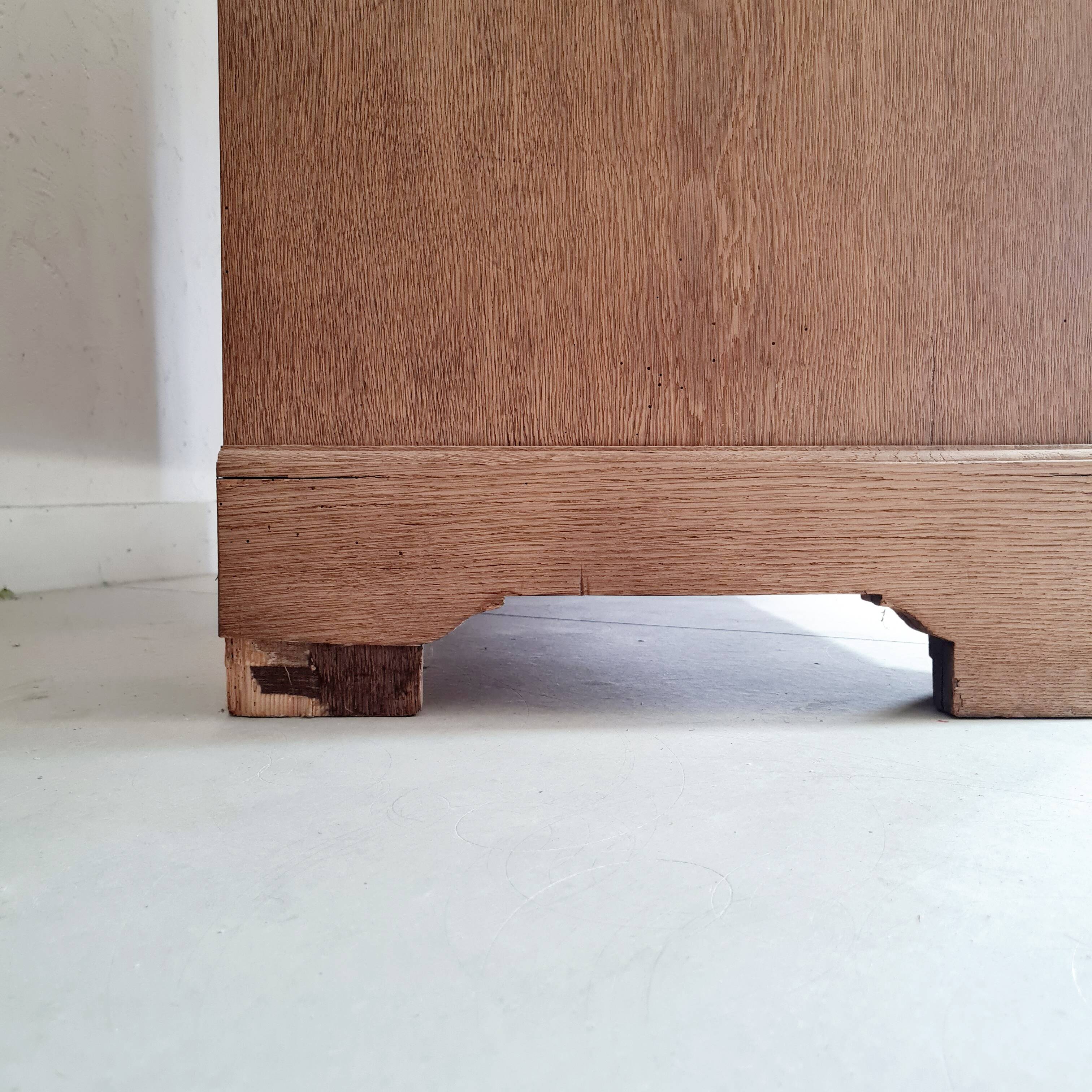 Buffet ancien en bois brut et 2 portes médaillons sculptées