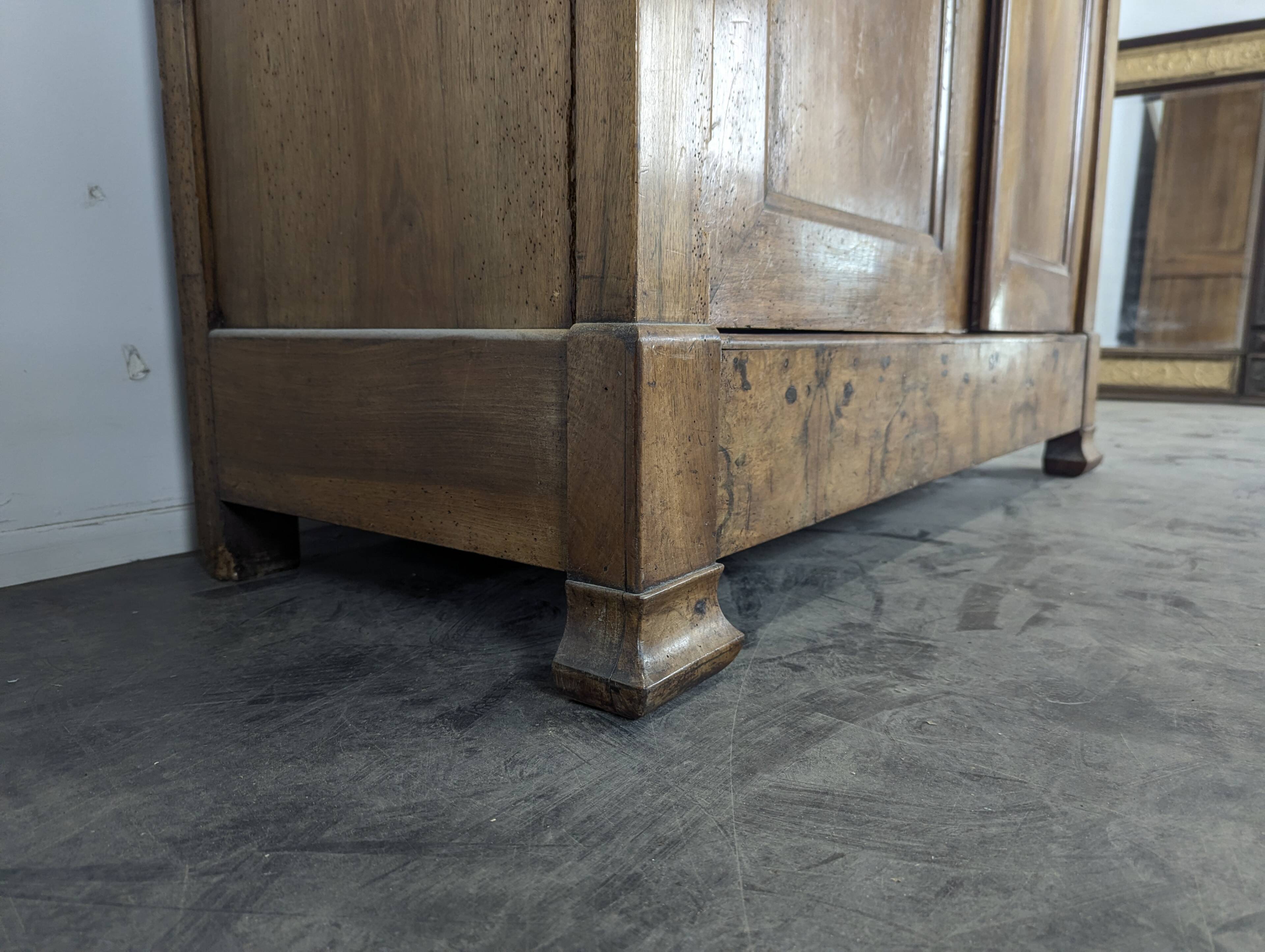 Glass library from the Louis Philippe era in walnut.