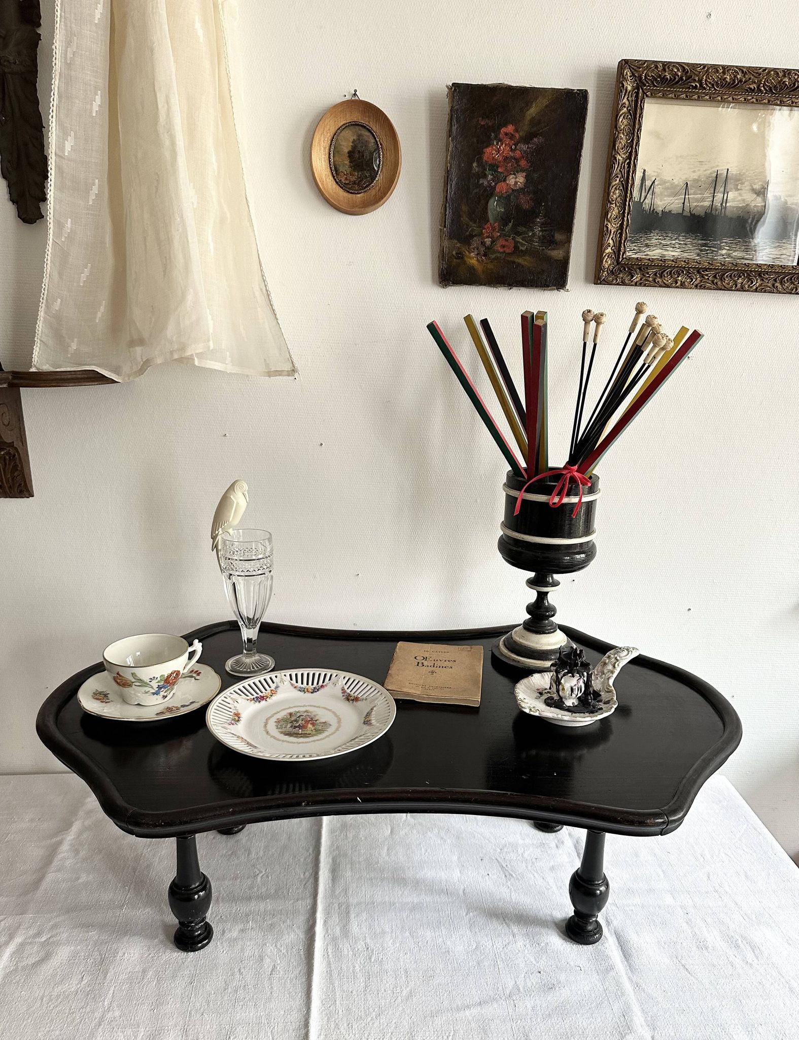 Presentation table of Napoleon III in black lacquered wood, 19th century.
