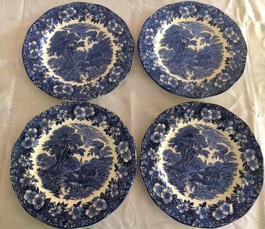 4 Wedgwood flat plates, 28 cm