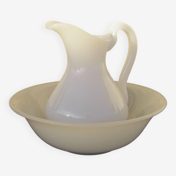 Pitcher and its white opaline bowl