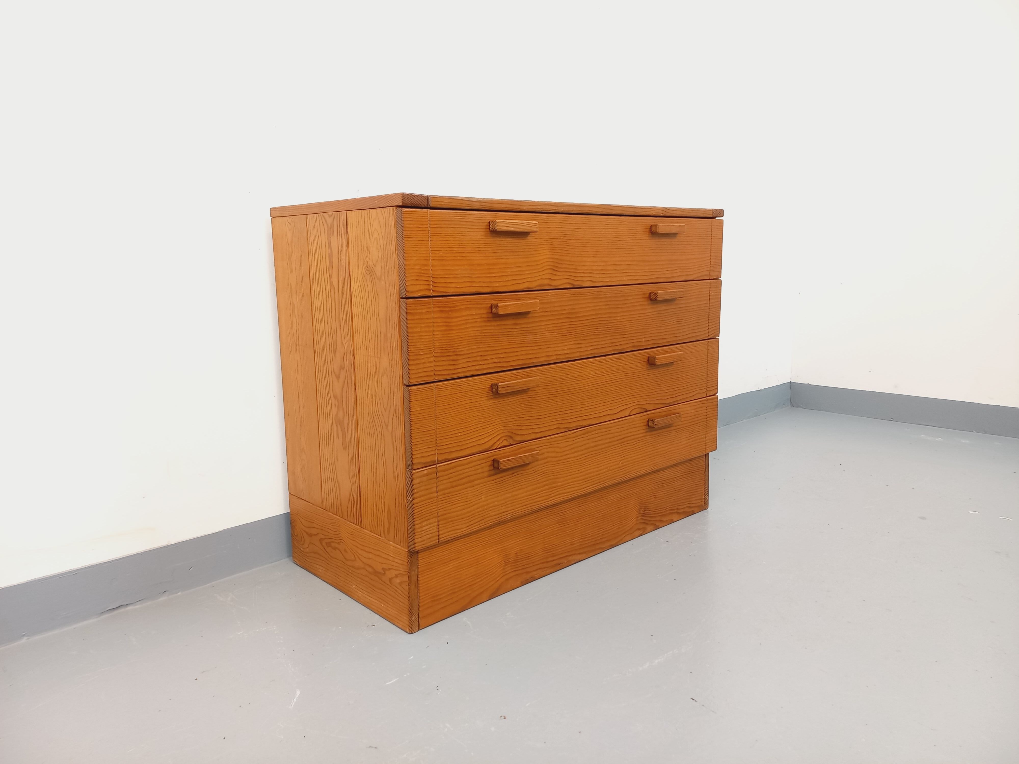 Vintage pine chest of drawers from the 1970s.