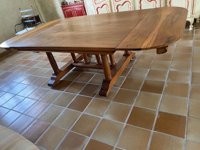 Table ancienne en noyer massif