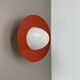 Applique murale ronde rouge en métal et verre opalin de style Stilnovo, 20 cm, Italie, années 1960