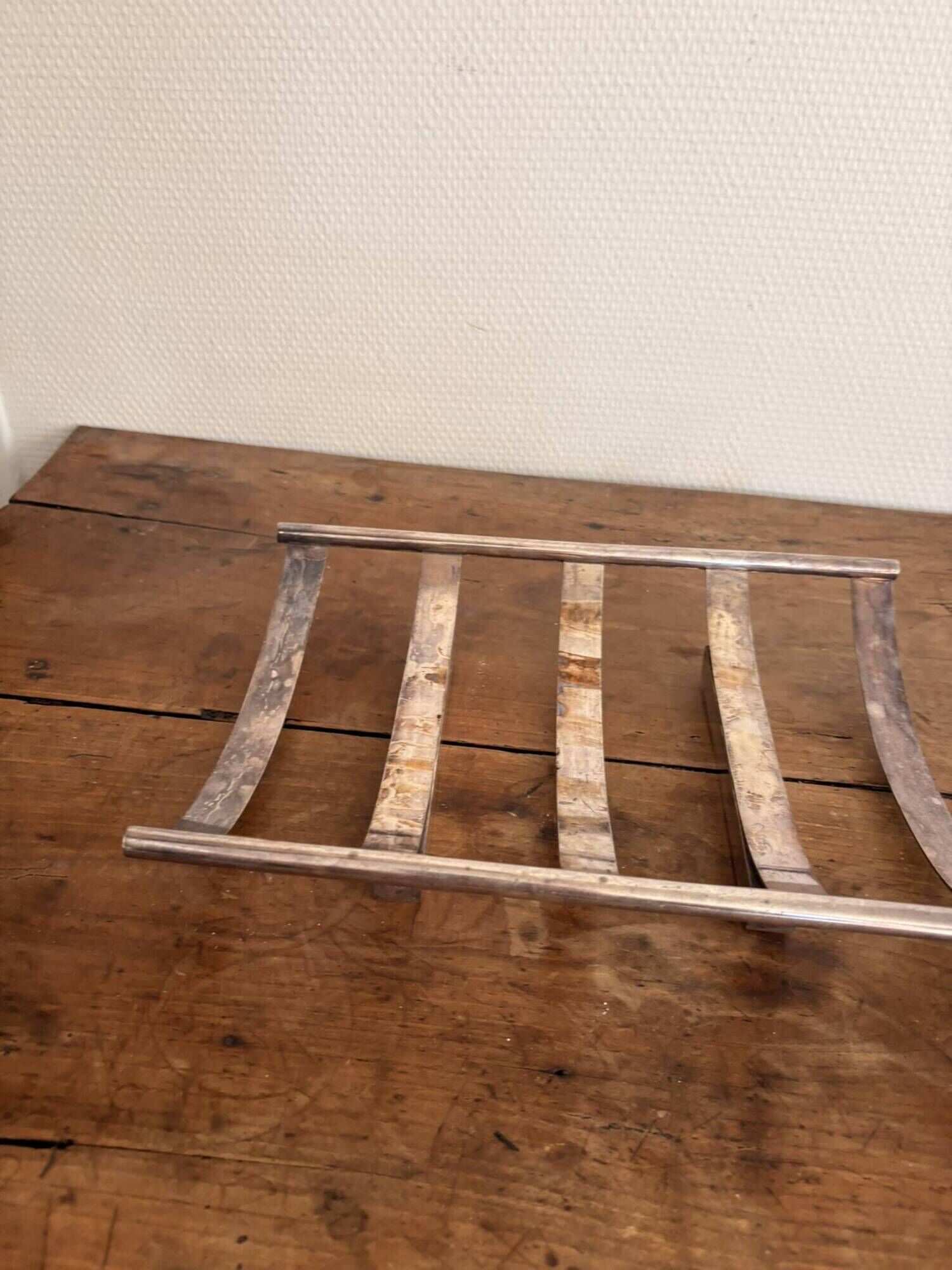 Art Deco metal plate, silvered, hammered on a flat vintage serving stand.
