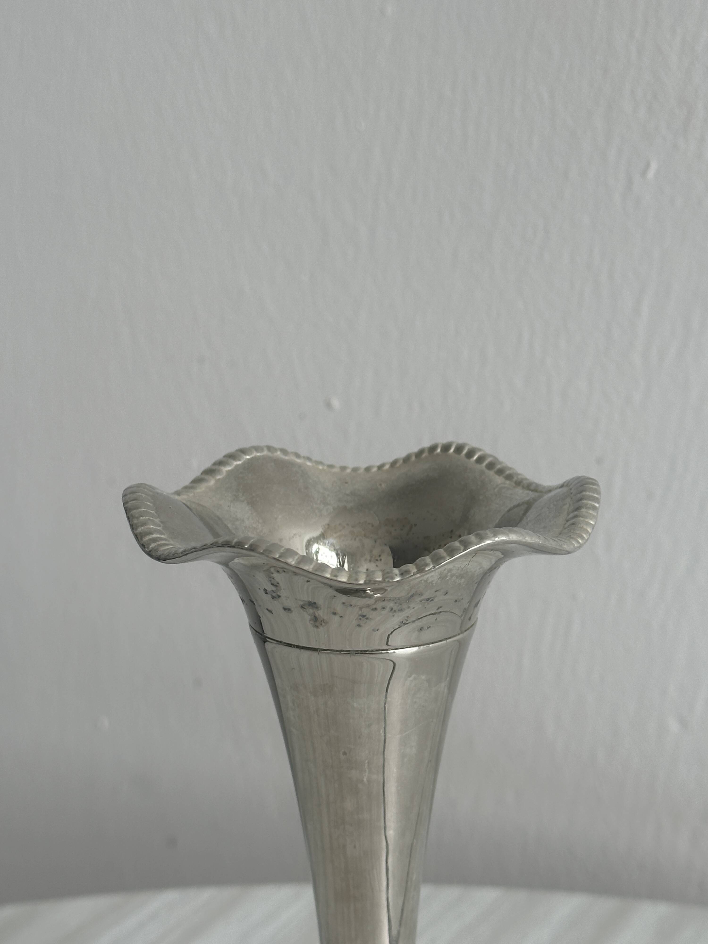 Metal single-flower vase