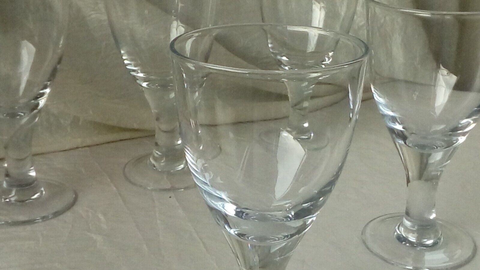 Verres a pied trompeur en verre epais bistrot