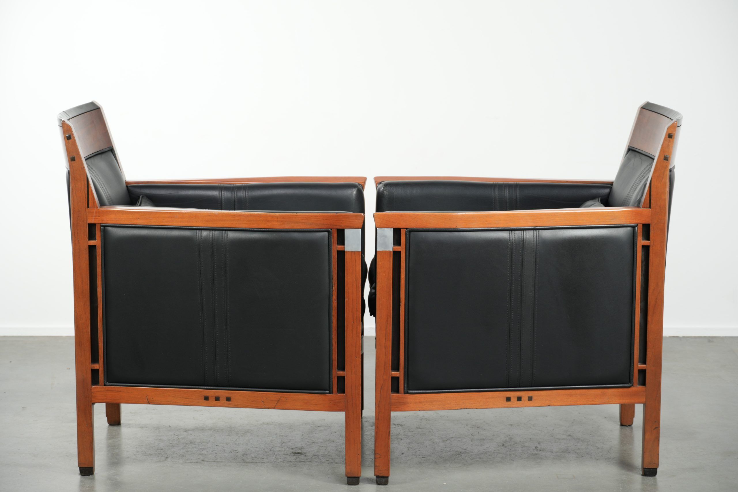 Set of 2 black leather Art Deco design armchairs in good condition