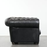 Ensemble composé d'un canapé chesterfield et d'un fauteuil en cuir de vache.