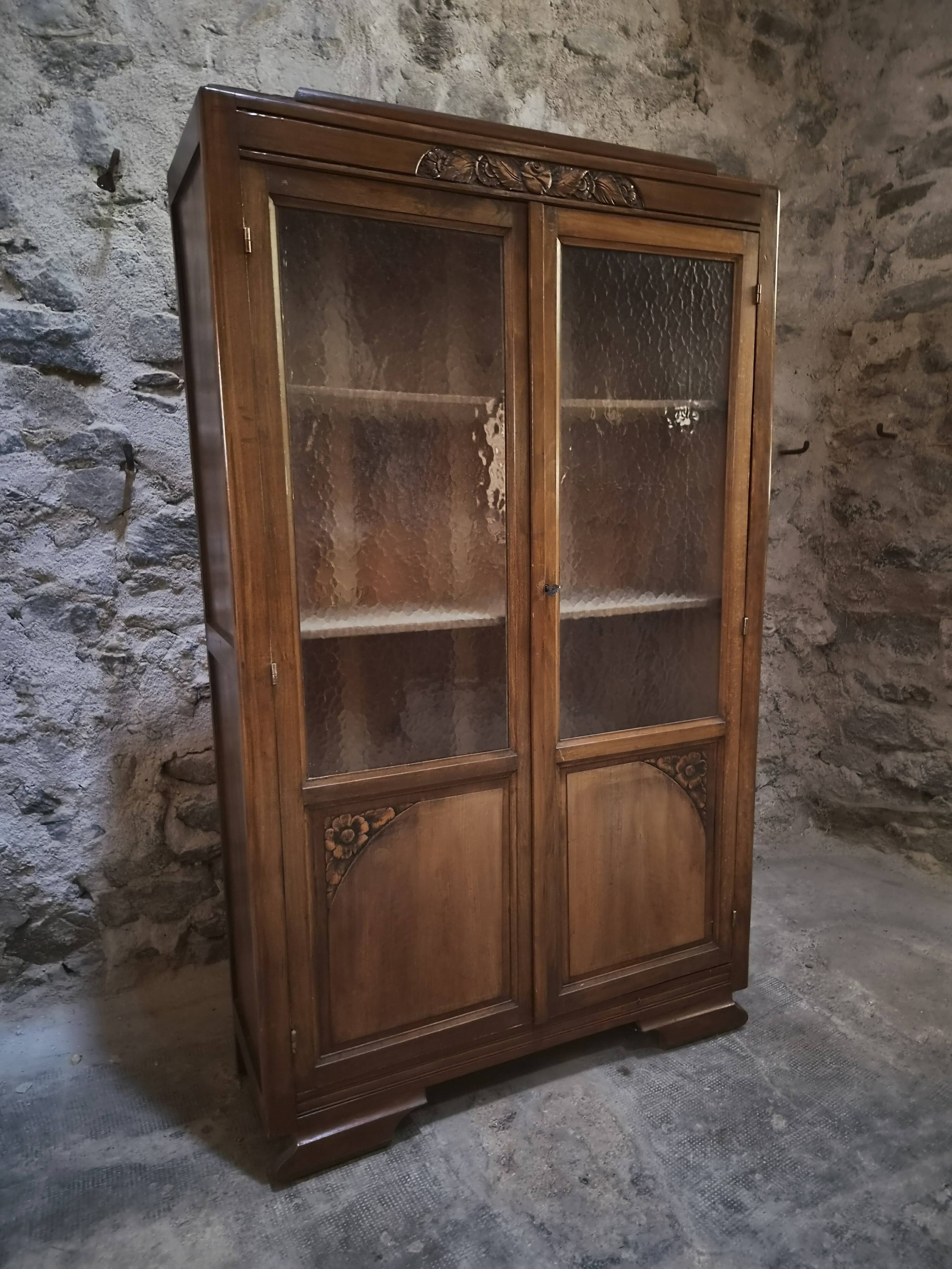 Vitrine française vintage en hêtre, bibliothèque à porte vitrée, meuble Art déco, vers 1930–1950