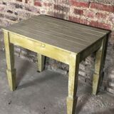 Table en sapin patiné vert clair 1970