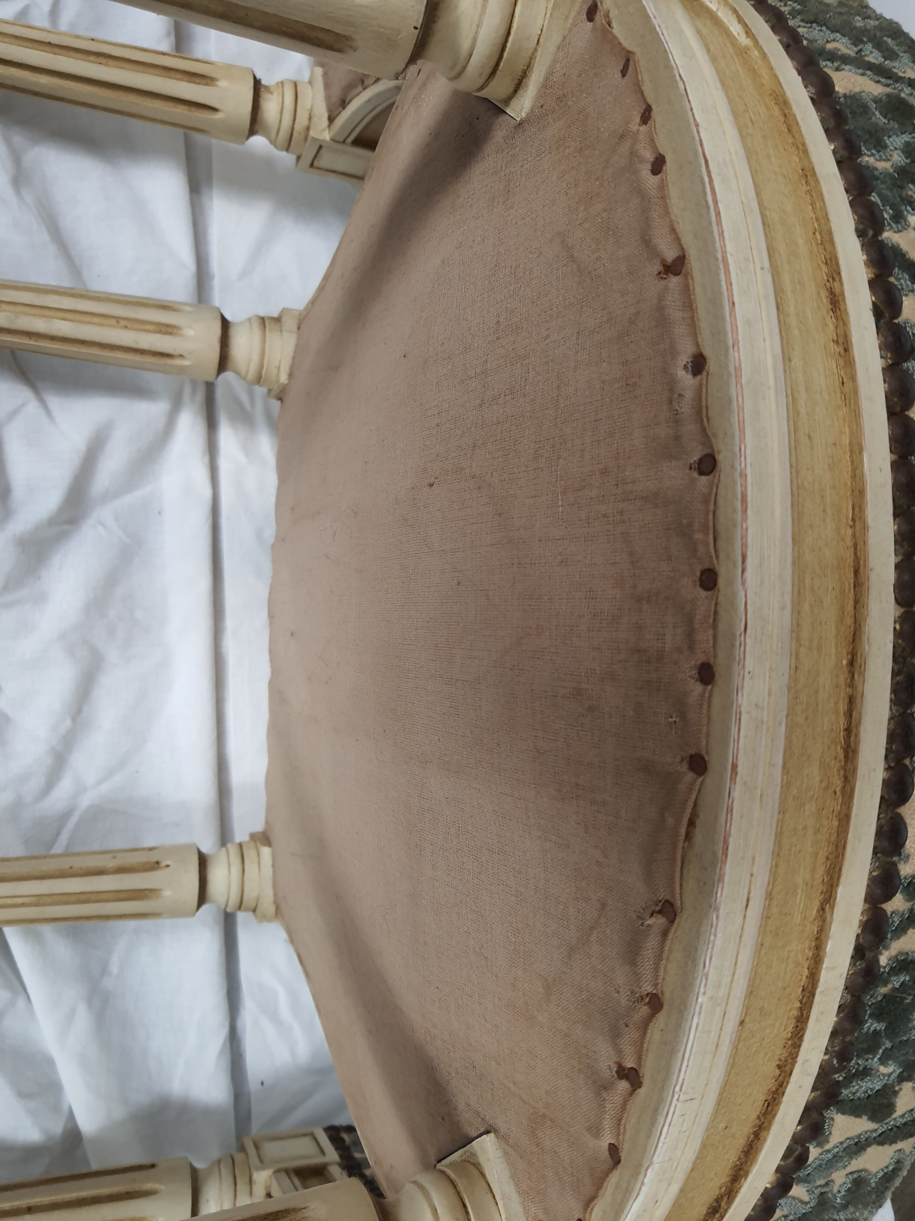 5 chaises en bois laqué blanc style Louis XVI