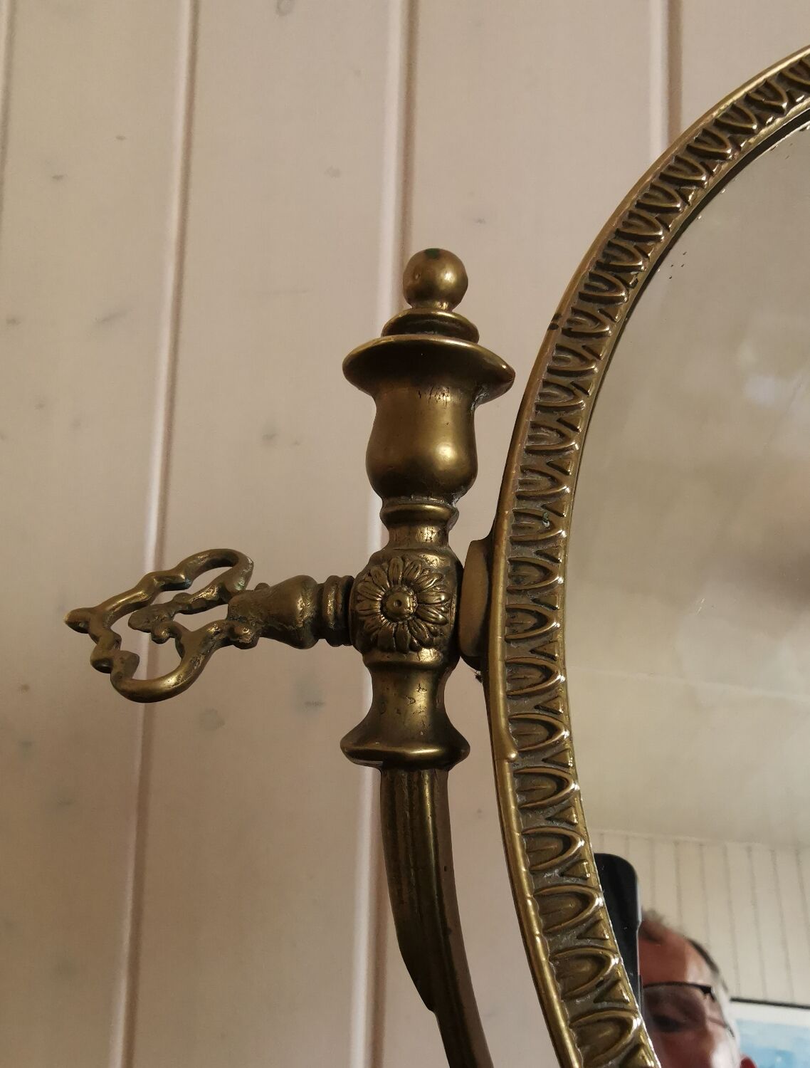 Oval mirror on psyche stand