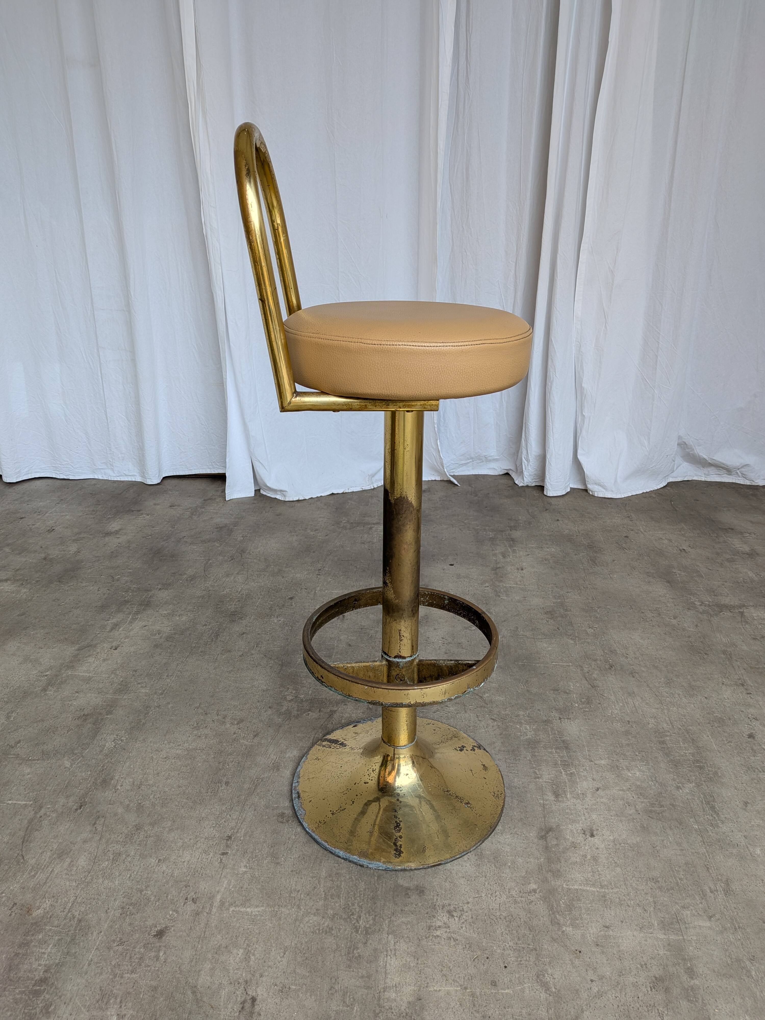 Tabouret de bar italien mid-century modern en laiton et cuir