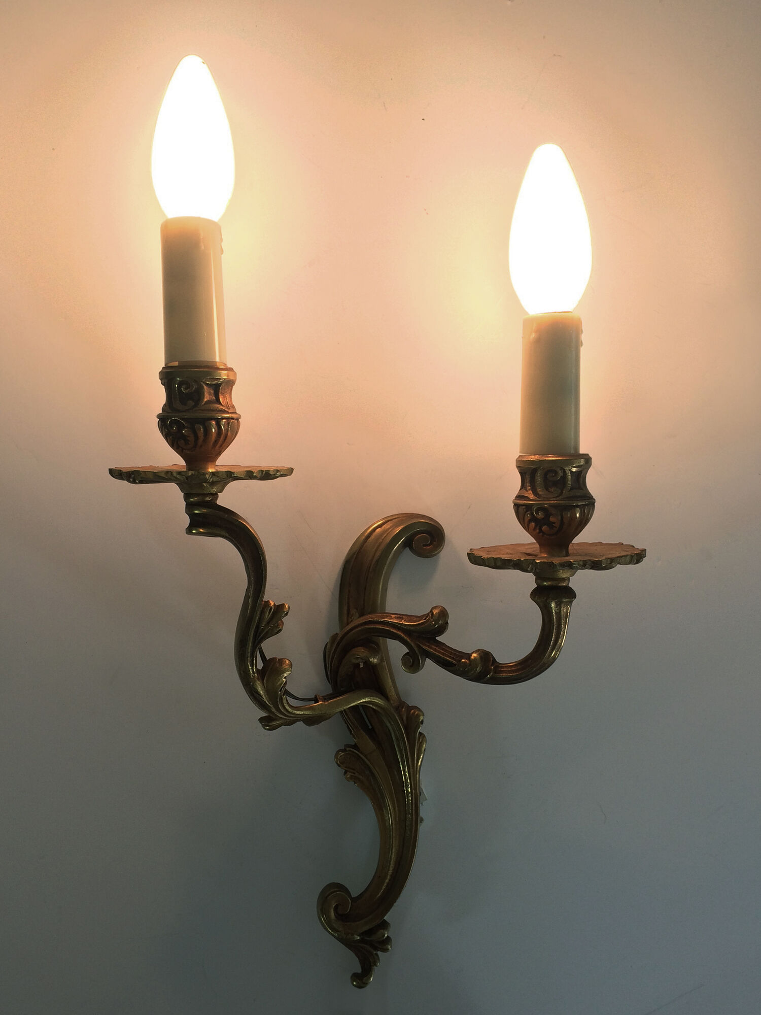 Former pair of double-light wall light in bronze or brass. Year 50 60