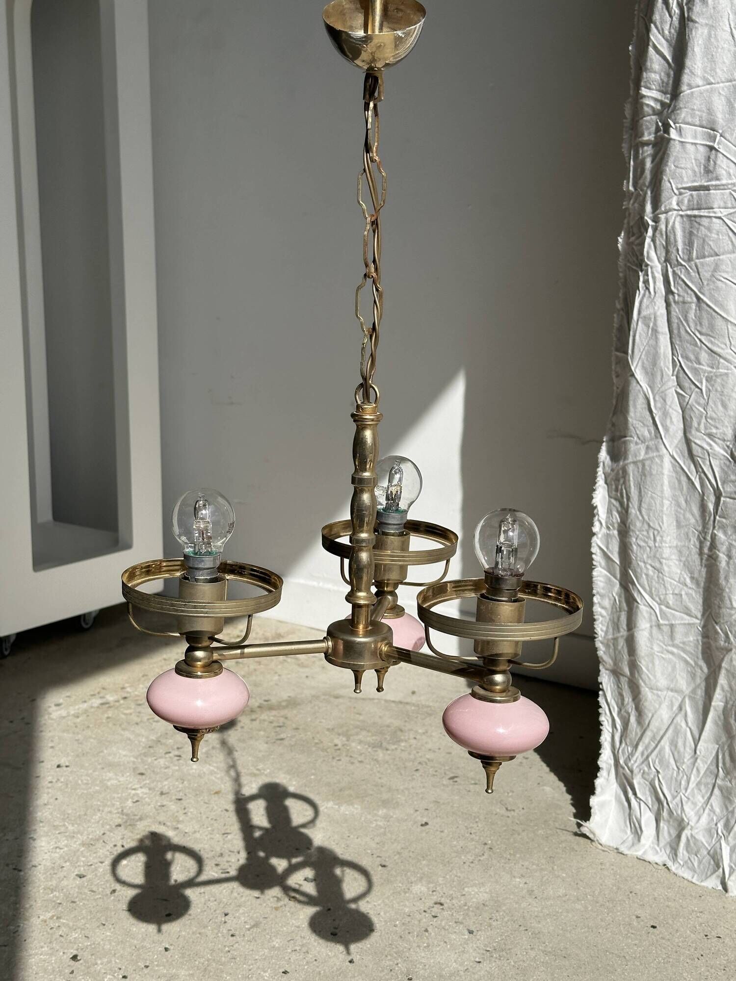 Petit lustre rose et doré à 3 bras de lumières