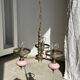 Petit lustre rose et doré à 3 bras de lumières