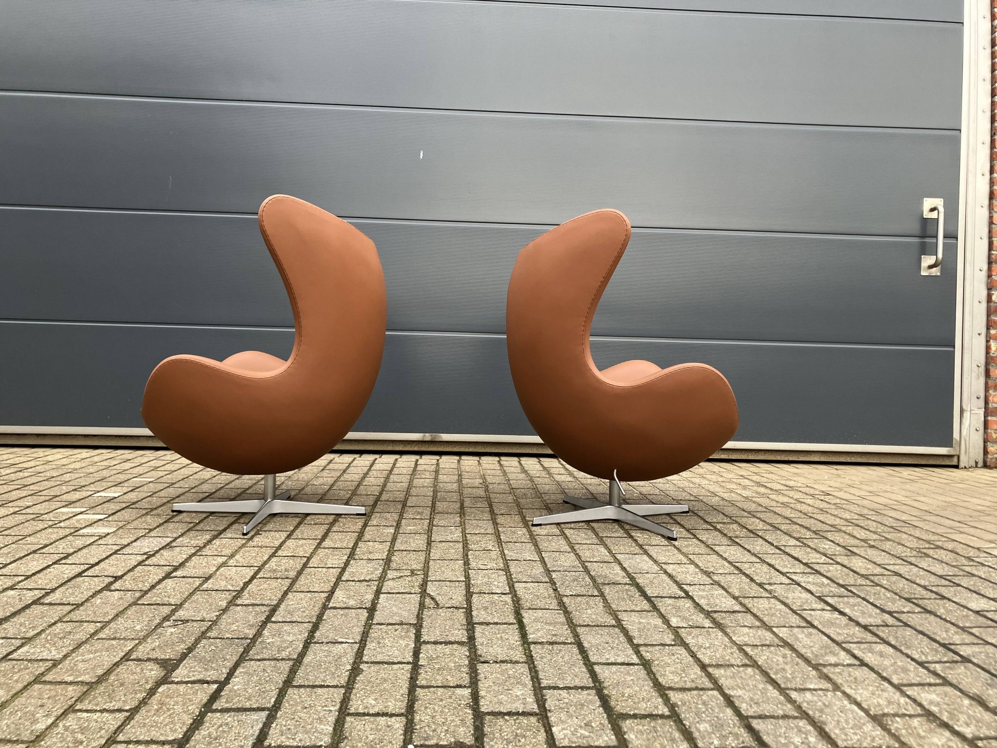 2x Fritz Hansen Egg chair by Arne Jacobsen in Cognac leather, new condition!