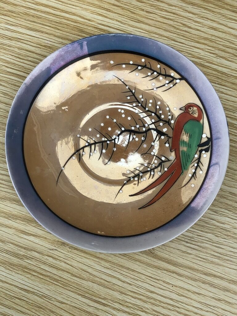 Bird-decorated cup and cup with golden reflection