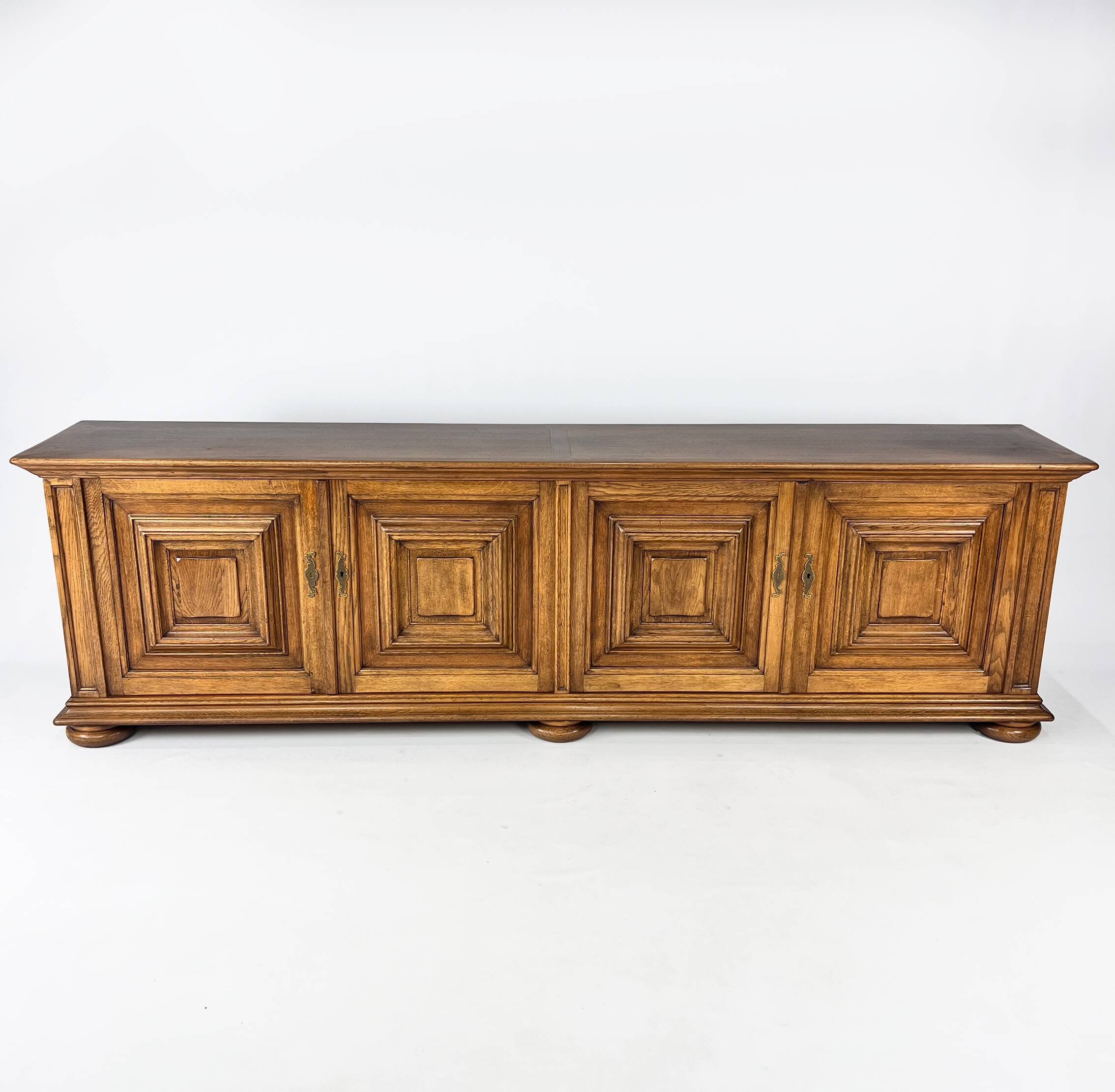 Buffet XXL Château en Chêne, 1960s