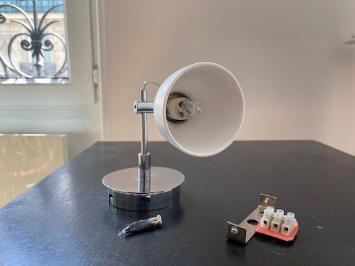 Adjustable spotlight in white porcelain habitat