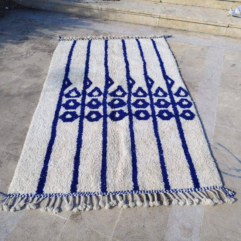 Handmade Moroccan rug in natural wool 250cm x 150cm