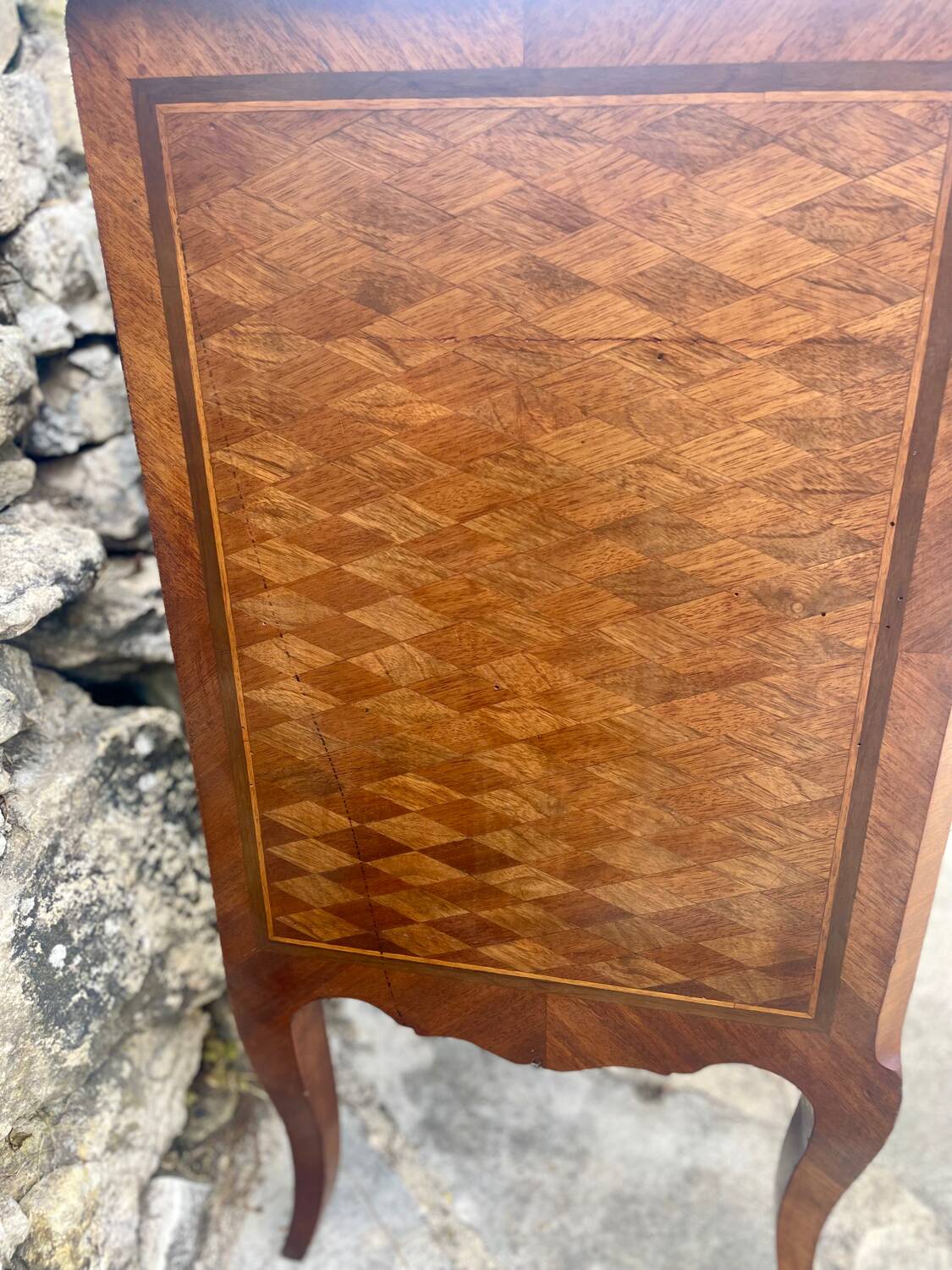 Petite commode en Marqueterie à Ressaut central Époque XIX eme siècle